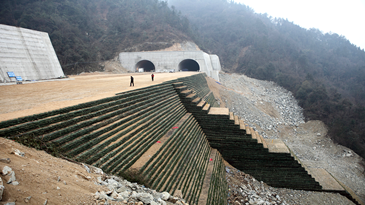 沪蓉高速宜巴段路基加筋挡土墙51.5米